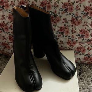 100% authentic Maison Margiela tabi boots